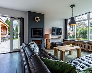 Gezellige woonkamer van VZ1164 Grote vrijstaande villa in Kamperland, met moderne inrichting.