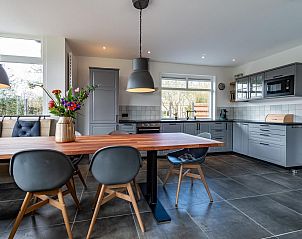 Moderne keuken met eetruimte in VZ1164 Grote vrijstaande villa in Kamperland, Noord-Beveland.