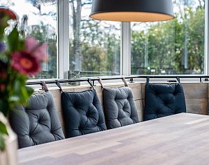 Gezellige zithoek in VZ1164 Grote vrijstaande villa in Kamperland, met comfortabele kussens.