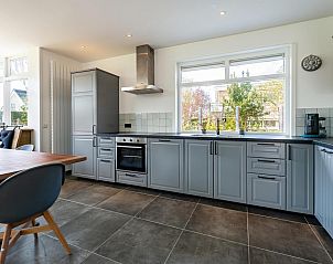 Stijlvolle keuken van VZ1164 Grote vrijstaande villa in Kamperland, met moderne apparatuur.