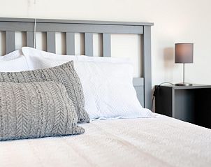 Comfortabele slaapkamer in VZ1164 Grote vrijstaande villa in Kamperland, met grijze accenten.