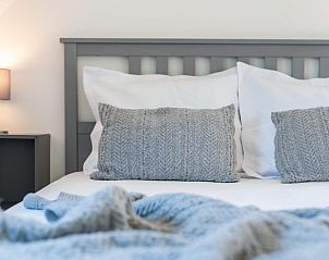 Ruime slaapkamer met tweepersoonsbed in VZ1164 Grote vrijstaande villa in Kamperland.