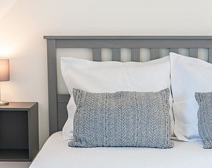 Slaapkamer met stijlvolle verlichting in VZ1164 Grote vrijstaande villa in Kamperland, Zeeland.