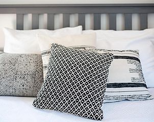 Detail van bed met kussens in VZ1164 Grote vrijstaande villa in Kamperland, Noord-Beveland.