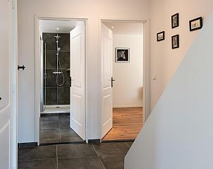 Hal met toegang tot badkamer in VZ1164 Grote vrijstaande villa in Kamperland, Zeeland.