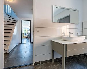 Badkamer met wastafel en spiegel in VZ1164 Grote vrijstaande villa in Kamperland, Zeeland.