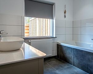 Stijlvolle badkamer met bad en douche in VZ1164 Grote vrijstaande villa in Kamperland.
