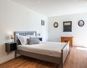 Slaapkamer met bureau en decoratieve spiegel in VZ1164 Grote vrijstaande villa in Kamperland.