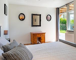 Slaapkamer met uitzicht op de tuin in VZ1164 Grote vrijstaande villa in Kamperland.