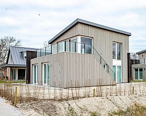 Zijaanzicht van VZ1180 Vakantiehuis in Kamperland, omgeven door natuur in Noord-Beveland, Zeeland.