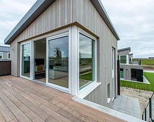 Verhoogd terras van VZ1180 Vakantiehuis in Kamperland met uitzicht over de omgeving in Zeeland.