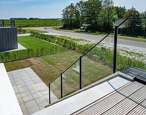 Groen gazon en uitzicht vanaf VZ1180 Vakantiehuis in Kamperland, Noord-Beveland, Zeeland.