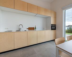 Stijlvolle keuken in VZ1180 Vakantiehuis in Kamperland met houten afwerking in Zeeland.