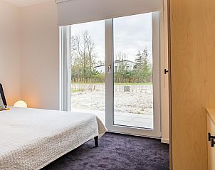 Comfortabele slaapkamer in VZ1180 Vakantiehuis in Kamperland met groot raam in Zeeland.