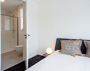 Slaapkamer met houten kast in VZ1180 Vakantiehuis in Kamperland, Noord-Beveland, Zeeland.