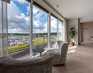Gemtliche Sitzecke im Penthouse Veerweg 173, Kamperland mit Panoramablick auf den Hafen von Port Elisabeth, Zeeland.