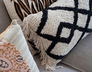 Stilvolle Kissen auf dem Sofa im Penthouse Veerweg 173, Kamperland, Ferienhaus in Port Elisabeth, Zeeland.