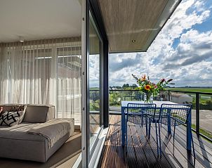 Balkon mit Blumen und Landschaftsblick vom Penthouse Veerweg 173, Kamperland, Port Elisabeth, Zeeland.