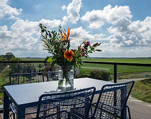Balkon mit Blick auf Blumen und Natur im Penthouse Veerweg 173, Kamperland, Port Elisabeth, Zeeland.