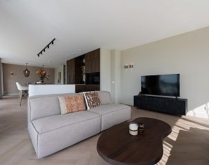 Modernes Wohnzimmer mit offener Kche im Penthouse Veerweg 173, Kamperland, Port Elisabeth, Zeeland.