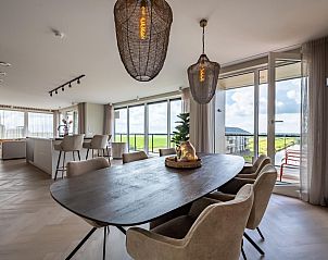 Esstisch mit stilvollen Lampen im Penthouse Veerweg 173, Kamperland, Port Elisabeth, Zeeland.