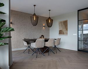 Gemtlicher Essbereich mit Stimmungsbeleuchtung im Penthouse Veerweg 173, Kamperland, Port Elisabeth, Zeeland.