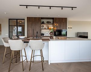 Moderne Kche mit Barhockern im Penthouse Veerweg 173, Kamperland, Ferienhaus in Port Elisabeth, Zeeland.