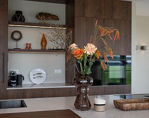 Blumendekoration auf der Kcheninsel im Penthouse Veerweg 173, Kamperland, Port Elisabeth, Zeeland.