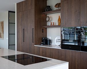 Stilvolle Kche mit Holzschrnken im Penthouse Veerweg 173, Kamperland, Port Elisabeth, Zeeland.