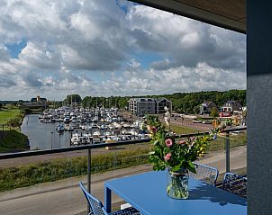 Balkon mit Blick auf den Hafen im Penthouse Veerweg 173, Kamperland, Ferienhaus in Port Elisabeth, Zeeland.