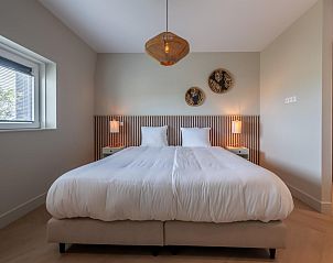 Komfortables Schlafzimmer mit Doppelbett im Penthouse Veerweg 173, Kamperland, Port Elisabeth, Zeeland.