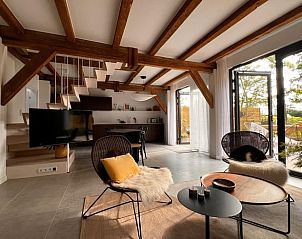 Gemtliches Wohnzimmer mit Holzbalken im Ferienhaus in Kamperland, einem einladenden Ort in Nord-Beveland.