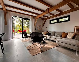 Gemtliche Sitzecke im Ferienhaus in Kamperland, perfekt fr Entspannung in Noord-Beveland, Zeeland.