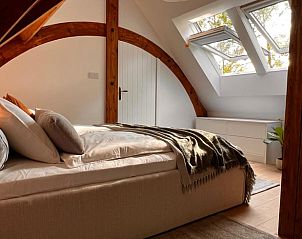 Erholsames Schlafzimmer mit Dachfenster im Ferienhaus in Kamperland, Nord-Beveland, bietet viel natrliches Licht.