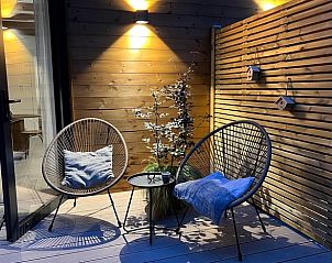 Gemtliche, beleuchtete Terrasse im Ferienhaus in Kamperland, Nord-Beveland, ideal fr abendliche Entspannung.