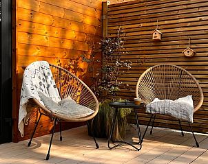 Sonnige Terrasse mit bequemen Sthlen im Ferienhaus in Kamperland, Noord-Beveland, Zeeland.