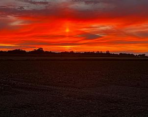 Atemberaubender Sonnenuntergang in der Nhe des Ferienhauses in Kamperland, perfekt fr romantische Abende in Nord-Beveland.