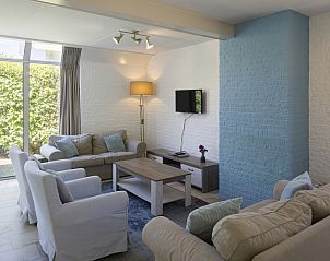 Lichte binnenruimte van bungalow RJV in Kamperland, Noord-Beveland, Zeeland met grote ramen en modern interieur.