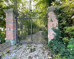 Spacious garden at vacation home ZE1460 in Kamperland, North Beveland, ideal for relaxing in nature.