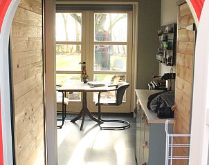 Modern kitchen in vacation home ZE1460 in Kamperland, North Beveland, equipped with all conveniences.