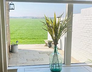 Gezellig terras bij Vakantiehuis in Kamperland, perfect voor ontspanning in Noord-Beveland, Zeeland.