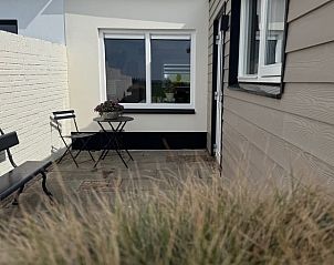 Oprit met groene omgeving bij Vakantiehuis in Kamperland, Noord-Beveland, Zeeland.