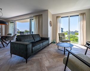 Spacious living room in Veerweg 163 vacation home, Port Elisabeth, Kamperland, Noord-Beveland, Zeeland with lots of light.