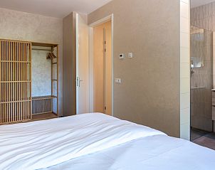 Practical walk-in closet in Veerweg 163 vacation home, Port Elisabeth, Kamperland, North Beveland, Zeeland.