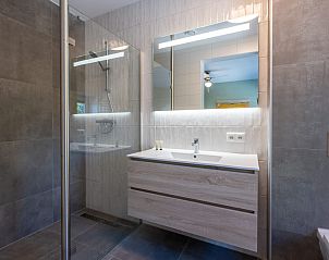 Stylish bathroom in Veerweg 163 vacation home, Kamperland, North Beveland, Zeeland with modern amenities.