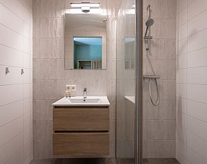 Second bathroom in Veerweg 163 vacation home, Port Elisabeth, Kamperland, Noord-Beveland, Zeeland with modern shower.