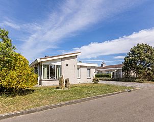 NA Comfort bungalow in Kamperland, Noord-Beveland, Zeeland met zonnige tuin en moderne architectuur, ideaal voor een ontspannen vakantie.