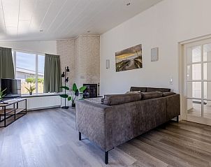 Stijlvolle woonkamer in NA Comfort bungalow, Kamperland, Noord-Beveland, met moderne inrichting en grote ramen voor natuurlijk licht.