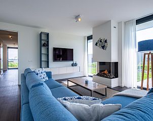 Gemtliche Sitzecke in Duinvallei 09, Ferienhaus in De Groote Duynen, Kamperland, mit bequemen Sofas und Tageslicht.