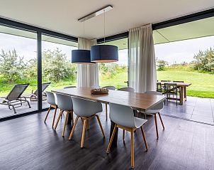 Gerumige Terrasse von Duinvallei 09, Ferienhaus in De Groote Duynen, Kamperland, mit bequemen Sitzgelegenheiten und Blick ins Grne.